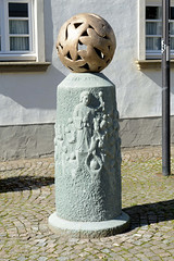 Skulptur „Die Menschen von Attendorn“ am Kirchplatz, Bildhauer  Markus Madeia  - Fotos von Attendorn, Hansestadt im Kreis Olpe in Nordrhein-Westfalen.