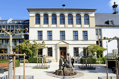 Brunnen am Klosterplatz  - Fotos von Attendorn, Hansestadt im Kreis Olpe in Nordrhein-Westfalen.