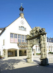 Historische Klosterportal auf dem Rathausplatz, Portal der ehemaligen Franziskaner-Klosterkirche - Fotos von Attendorn, Hansestadt im Kreis Olpe in Nordrhein-Westfalen.