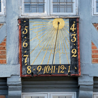 Sonnenuhr mit goldenen Zahlen  - Fotos von Wolfenbüttel, Kreisstadt des Landkreises Wolfenbüttel  in Niedersachsen.