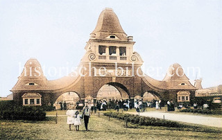 Passanten am Eingang zum Lunapark  -  historische Bilder aus dem Hamburger Stadtteil Altona-Nord, Bezirk Hamburg Altona.