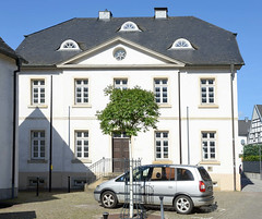 Katholisches Pfarrheim am Kirchplatz  - Fotos von Attendorn, Hansestadt im Kreis Olpe in Nordrhein-Westfalen.