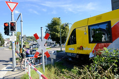 Bahnübergang, Regionalzug der HLB / Hessischen Landesbahn - Fotos von Attendorn, Hansestadt im Kreis Olpe in Nordrhein-Westfalen.