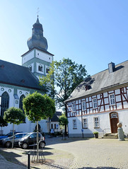 Kirchplatz mit Pfarrhaus und St. Johannes Baptist Kirche - Fotos von Attendorn, Hansestadt im Kreis Olpe in Nordrhein-Westfalen.