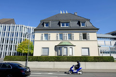 Villa mit Mansarddach und Halbrunderker - Fotos von Attendorn, Hansestadt im Kreis Olpe in Nordrhein-Westfalen.