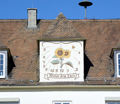 Sonnenuhr mit Sonnenblumen, nutze die Zeit - Grundschule Sonnenschule;  Fotos von Attendorn, Hansestadt im Kreis Olpe in Nordrhein-Westfalen.