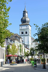 Kirchturm der katholischen Pfarrkirche St. Johannes Baptist, Blick durch die Fußgängerzone Kölner Straße  - Fotos von Attendorn, Hansestadt im Kreis Olpe in Nordrhein-Westfalen.