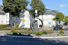 Metallskulptur im Kreisverkehr / Kreisel, Future 99 Barbara Szuets    - Fotos von Attendorn, Hansestadt im Kreis Olpe in Nordrhein-Westfalen.