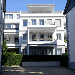 Moderne weiße Architektur mit Balkons am Nordwall - Fotos von Attendorn, Hansestadt im Kreis Olpe in Nordrhein-Westfalen.