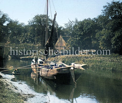 Segelschiff, Torfsegler im Wallgraben;  historische Bilder von Emden - Stadt in Niedersachsen, Ostfriesland.