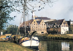 Segelschiff,  Tjalk am Falderndelft - Speicher am Ufer;  historische Bilder von Emden - Stadt in Niedersachsen, Ostfriesland.