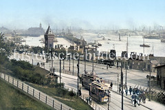 Colorierte Ansicht der St. Pauli Landungsbrücken ca. 1900 - zwei Strassenbahnen an der Haltestelle Landungsbrücken; ein Arbeiter trägt mehrere Milchkannen, ein anderer transportiert ein Fass auf der Handkarre.