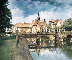 Holzbrücke über den Ems-Jade-Kanal, Holzkarren und Neue Kirche; historische Bilder von Emden - Stadt in Niedersachsen, Ostfriesland.