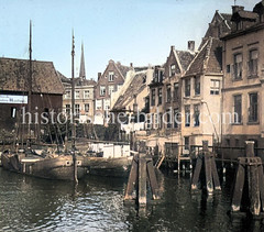 Falderndelft mit Dalben und Kähnen - Kirchturm der Gasthauskirche; historische Bilder von Emden - Stadt in Niedersachsen, Ostfriesland.