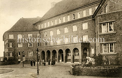 Historische Ansicht der Wohnanlage als Heimstätte für einfache Arbeiter- und Rentnerfamilien. Die damalige Kantine der Stiftung "Kleinrentnerspeisung e.V." ist jetzt das Stadtteilkino Magazin - Kinos in der Hansestadt Hamburg.