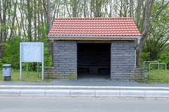 Wartehäuschen, gemauert aus Natursteinen und mit Satteldach / Dachpfannen - Fotos von Alt Zachun,  Gemeinde im Landkreis Ludwigslust-Parchim in  Mecklenburg-Vorpommern.