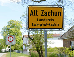 Ortsschild, Ortsgrenze - Fotos von Alt Zachun,  Gemeinde im Landkreis Ludwigslust-Parchim in  Mecklenburg-Vorpommern.