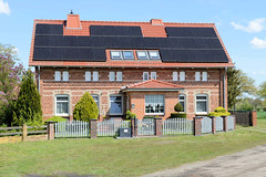 Backsteingebäude mit Windfang und Photovoltaik-Anlage;  Fotos von Alt Zachun,  Gemeinde im Landkreis Ludwigslust-Parchim in  Mecklenburg-Vorpommern.