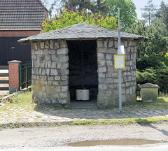 Rundes Wartehäuschen, gemauert aus behauenen Steinen - Fotos von Alt Zachun,  Gemeinde im Landkreis Ludwigslust-Parchim in  Mecklenburg-Vorpommern.