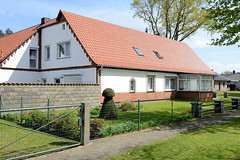 Wohnhaus mit Satteldach und Windfang, Rasenanlage   - Fotos von Alt Zachun,  Gemeinde im Landkreis Ludwigslust-Parchim in  Mecklenburg-Vorpommern.