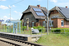 Bahnhof mit Bahnsteig und ehem. Empfangsgebäude - Fotos von Alt Zachun,  Gemeinde im Landkreis Ludwigslust-Parchim in  Mecklenburg-Vorpommern.