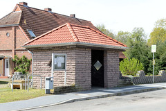 Wartehäuschen, gemauert aus Natursteinen und mit Walmdach / Dachpfannen - Fotos von Alt Zachun,  Gemeinde im Landkreis Ludwigslust-Parchim in  Mecklenburg-Vorpommern.