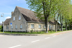 Traufständiges Wohnhaus mit Grauputz und Satteldach an der Hauptstraße - Fotos von Alt Zachun,  Gemeinde im Landkreis Ludwigslust-Parchim in  Mecklenburg-Vorpommern.