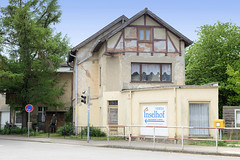 Eckgebäude mit Fachwerkgiebel und ehem. Ladengeschäft - Fotos vom Seebad Zempin auf der Insel Usedom, Landkreis Vorpommern Greifswald im Bundesland Mecklenburg-Vorpommern.