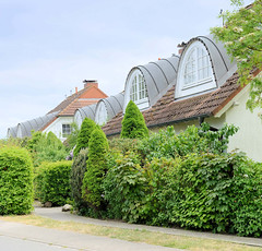 Einzelhäuser mit halbrunden Dachgauben - Fotos vom Seebad Zempin auf der Insel Usedom, Landkreis Vorpommern Greifswald im Bundesland Mecklenburg-Vorpommern.