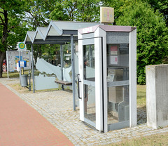 Alte Telefonzelle, Bushaltestelle mit Wartehäuschen; Paralleldach / Glasdach - Fotos vom Ostseebad Koserow auf der Insel Usedom, Landkreis Vorpommern Greifswald im Bundesland Mecklenburg-Vorpommern.