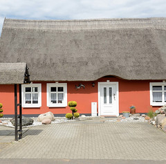 Wohnhaus mit Reetdach, Rundung über dem Eingang  - Fotos vom Seebad Zempin auf der Insel Usedom, Landkreis Vorpommern Greifswald im Bundesland Mecklenburg-Vorpommern.