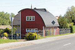 Wohnhaus mit Halbtonnendach - Fotos von Demmin, Hansestadt im Landkreis Mecklenburgische Seenplatte  in Mecklenburg-Vorpommern.