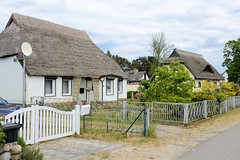 Traufenständige Reetdachhäuser an der Peenestraße  - Fotos vom Seebad Zempin auf der Insel Usedom, Landkreis Vorpommern Greifswald im Bundesland Mecklenburg-Vorpommern.