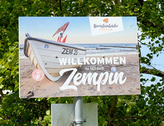 Willkommensschild mit Boot - Fotos vom Seebad Zempin auf der Insel Usedom, Landkreis Vorpommern Greifswald im Bundesland Mecklenburg-Vorpommern.