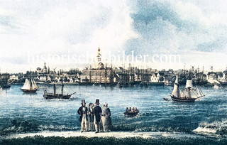 Historisches Panorama von Wolgast um 1840, Blick über die Peene zum Hafen der Stadt - Schiffe auf dem Fluss, Passanten auf der Promenade.