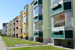 Wohnblock mit verglasten Balkons / Loggia - Fotos von Demmin, Hansestadt im Landkreis Mecklenburgische Seenplatte  in Mecklenburg-Vorpommern.