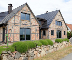 Doppelhaus mit Fachwerk, Zwerchhäuser  - Fotos vom Seebad Zempin auf der Insel Usedom, Landkreis Vorpommern Greifswald im Bundesland Mecklenburg-Vorpommern.