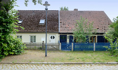 Doppelhaus an der Dorfstraße  - Fotos aus Annenwalde,  Gemeindeteil im Ortsteil Densow der Stadt Templin im Landkreis Uckermark in Brandenburg.