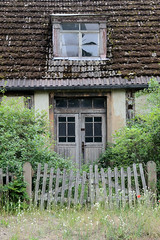 Verfallenes Wohnhaus an der Dorfstraße / Leerstand  - Fotos aus Annenwalde,  Gemeindeteil im Ortsteil Densow der Stadt Templin im Landkreis Uckermark in Brandenburg.