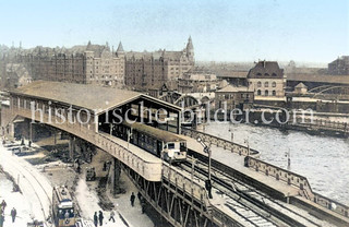 Hochbahnstation Baumwall, im Hintergrund die Oberbaumbrücke und Speichergebäude in der Speicherstadt  - historisches Foto aus dem Hambuger Stadtteil Neustadt, Bezirk Hamburg Mitte.