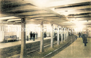 Untergrundhaltestelle der Hamburger U-Bahn, Station Rathausmarkt - historisches  Foto aus dem Hamburger Stadtteil Altstadt, Bezirk Hamburg Mitte.