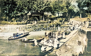 Kanus haben angelegt, Menschen gehen zum Gasthaus  - historisches Foto der Alsterschleuse in Hamburg Poppenbüttel.