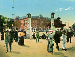 Eingang zur U-Bahnstation Hauptbahnhof, im Hintergrund die Kunstgerwerbeschule / Museum für Kunst und Gewerbe - historisches Foto aus dem Hambuger Stadtteil St. Georg, Bezirk Hamburg Mitte