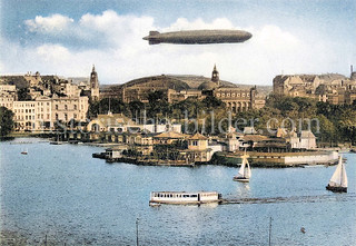 Restaurant / Café Alsterlust an der Außenalster, im Hintergrund der Hauptbahnhhof und die Kunsthalle - darüber schwebt ein Zeppelin;   - historisches Foto aus dem Hambuger Stadtteil St. Georg, Bezirk Hamburg Mitte.