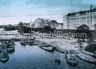 Lastkähne und Ewer mit niedergelegtem Mast am Ufer der Außenalter, re. Hotel Atlantic - historisches Foto aus dem Hambuger Stadtteil St. Georg, Bezirk Hamburg Mitte.