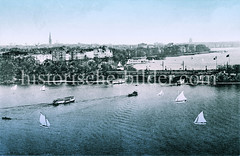 Blick über die Binnenalster zur Lombardsbrücke / Außenalster  - historisches  Bild aus dem Hamburger Stadtteil Altstadt, Bezirk Hamburg Mitte.