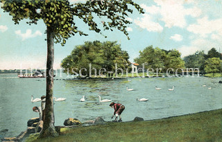 Kinder spielen am Alsterufer, Gurlittinsel im Hintergrund  - historisches Foto aus dem Hambuger Stadtteil St. Georg, Bezirk Hamburg Mitte.