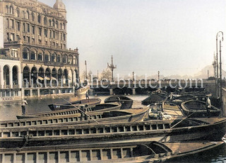 Schuten werden in der kleinen Alster gestakt, im Hintergrund die Reesendammbrücke   - historisches  Bild aus dem Hamburger Stadtteil Altstadt, Bezirk Hamburg Mitte.