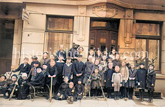 Gruppenfoto mit Kindern in einer Winterhuder Straße, Ladenschild Früchte, Gemüse, Conserven - historisches Foto aus dem Hamburger Stadtteil Winterhude, Bezirk Hamburg-Nord