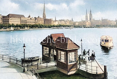 Anleger der Alsterdampfer an der Lombardsbrücke, im Hintergrund Türme Hamburgs - historisches  Bild aus dem Hamburger Stadtteil Altstadt, Bezirk Hamburg Mitte.